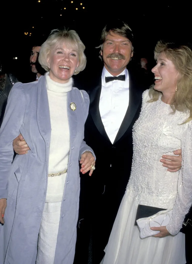 Doris Day, Terry Melcher and his wife at the Hyatt Regency Hotel in Monterey, California in 1988 |  Photo: Getty Images