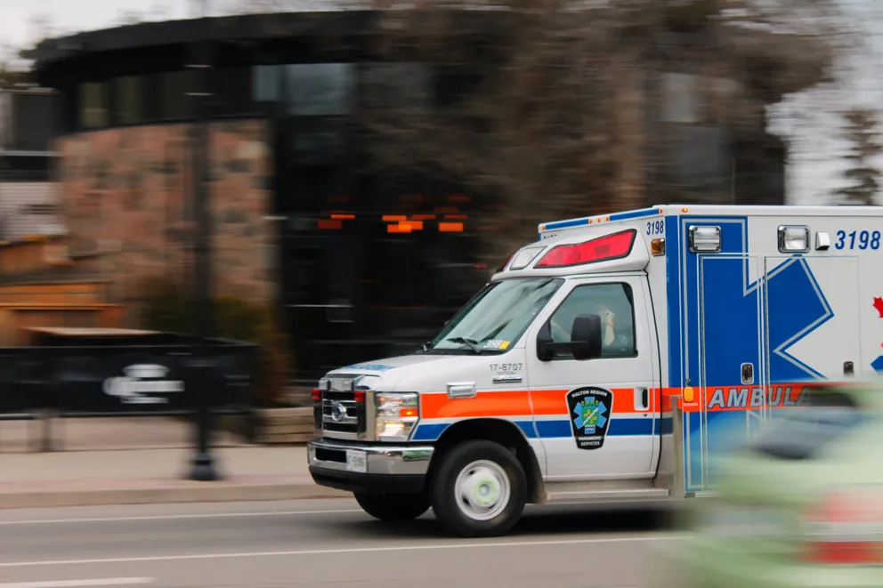 Una ambulancia transitando por una vía. | Foto: Unsplash