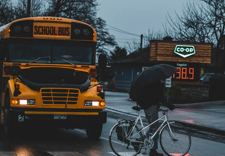 Un autobús escolar detenido frente a un paso peatonal. | Foto: Unsplash