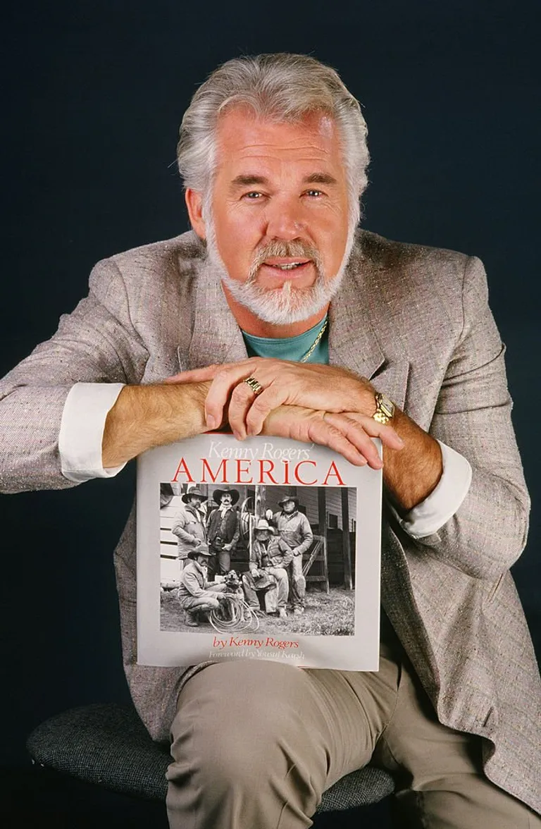 Le chanteur de musique country, acteur et photographe, Kenny Rogers, pose lors d'une séance de portrait en studio à Los Angeles, Californie, en 1986. Rogers fait la promotion de son aventure dans la photographie et de la sortie de son livre de photos "America". | Photo : Getty Images