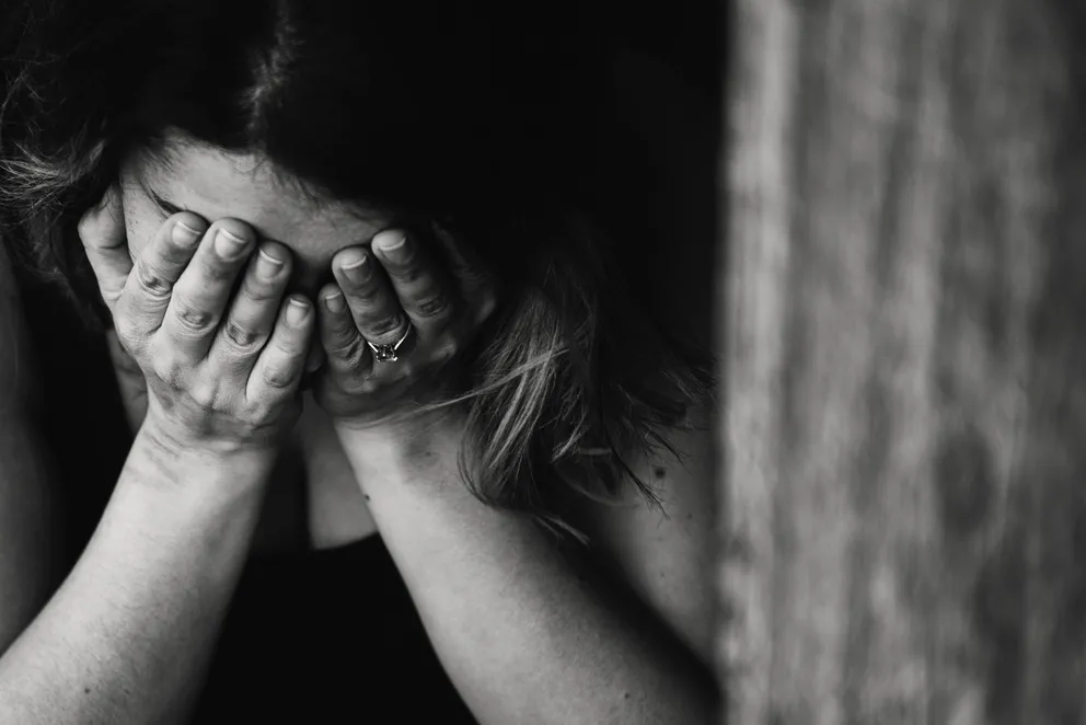 Una mujer llorando con las manos sobre su rostro. | Foto: Pexels