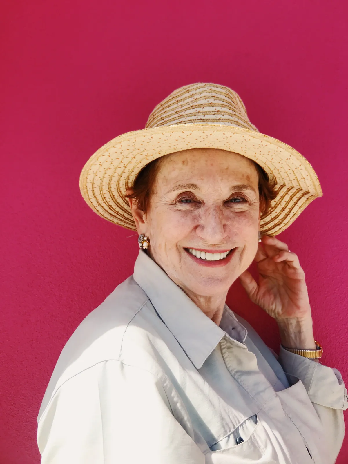 Une femme souriante portant un chapeau | Source: Unsplash