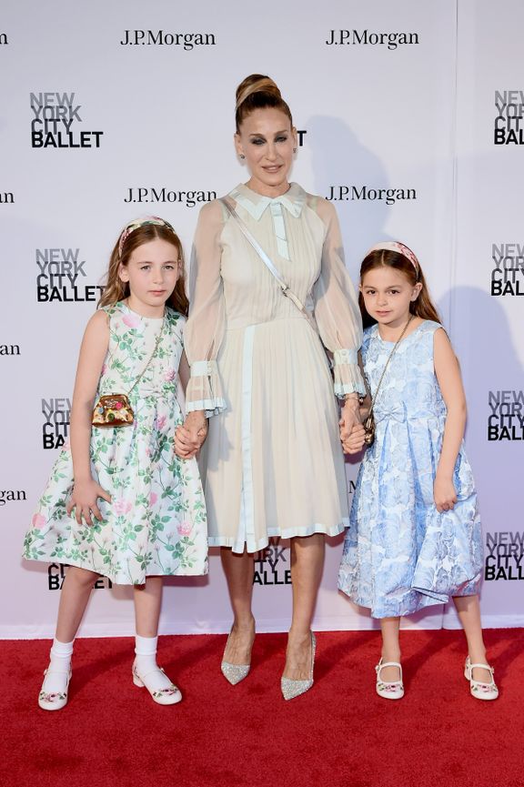 Sarah Jessica Parker, con sus hijas gemelas Marion Loretta Elwell [izquierda] y Tabitha Hodge en el Lincoln Center el 3 de mayo de 2018. | Foto: Getty Images