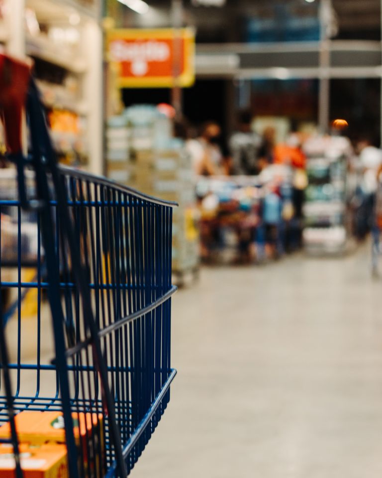 Un carrito de compras en un supermercado. | Foto: Unsplash