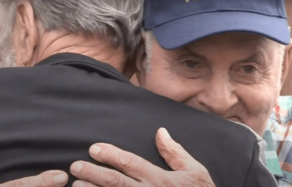 Dos hermanos que tenían mucho tiempo separados se abrazan en su reencuentro después de 79 años. | Foto: Youtube/NJ.com