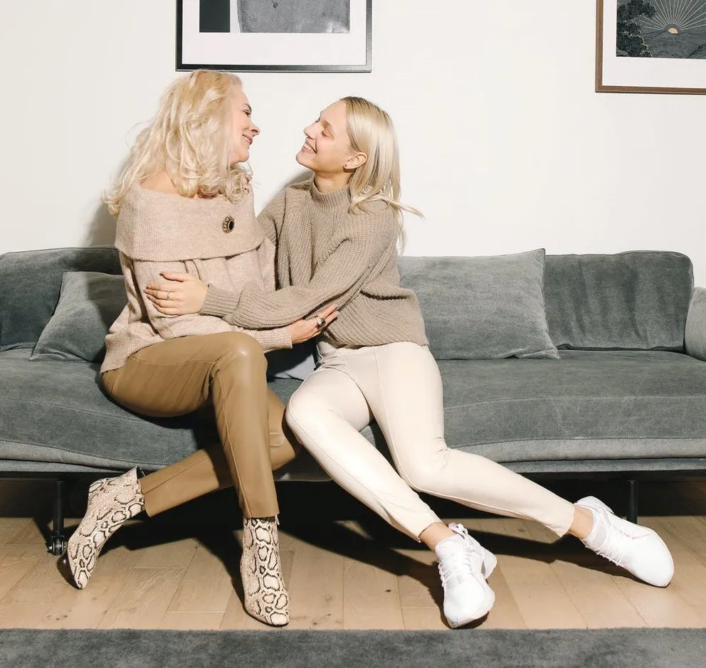 Madre e hija felices en una abrazo. │Foto: Pexels