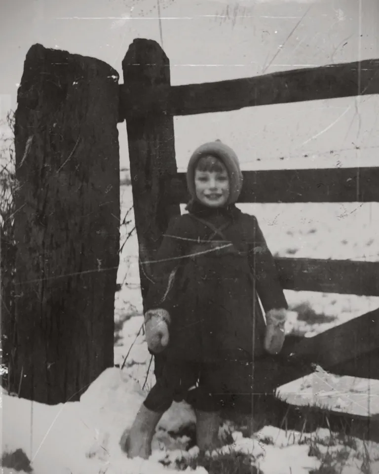 Un niño posando en una  fotografía vieja. | Foto: Pexels