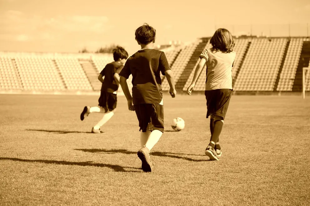 Niños jugando fútbol. | Foto: Pexels