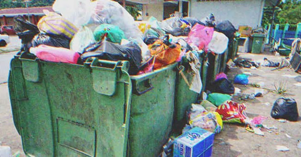 Contenedores de basura repletos de bolsas con desperdicios. | Foto: Shutterstock