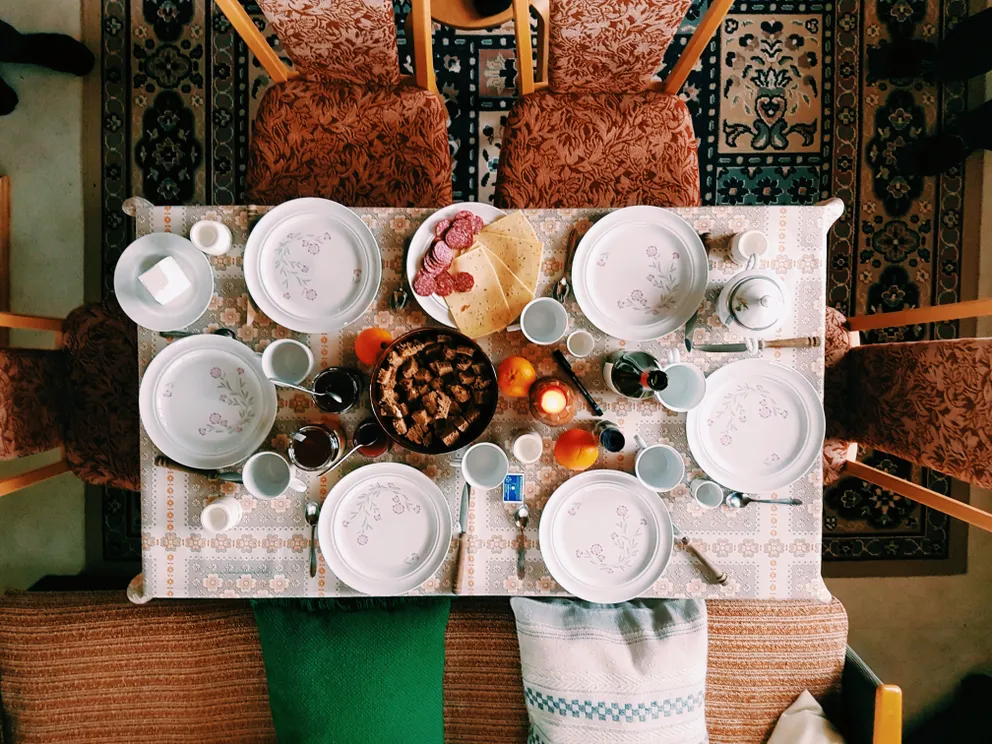 Platos ordenados sobre una mesa con comida. | Foto: Pexels