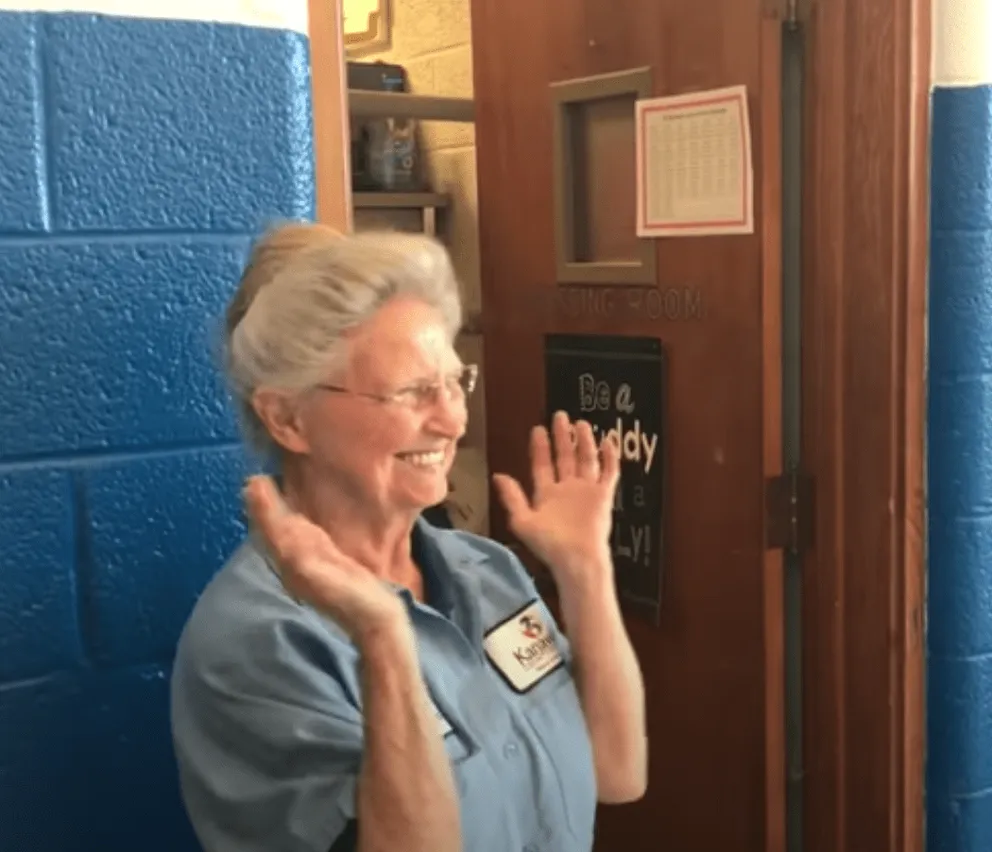 La escuela organiza una fiesta de cumpleaños sorpresa para Frances Buzzard. | Foto: Youtube/Charleston Gazette-Mail