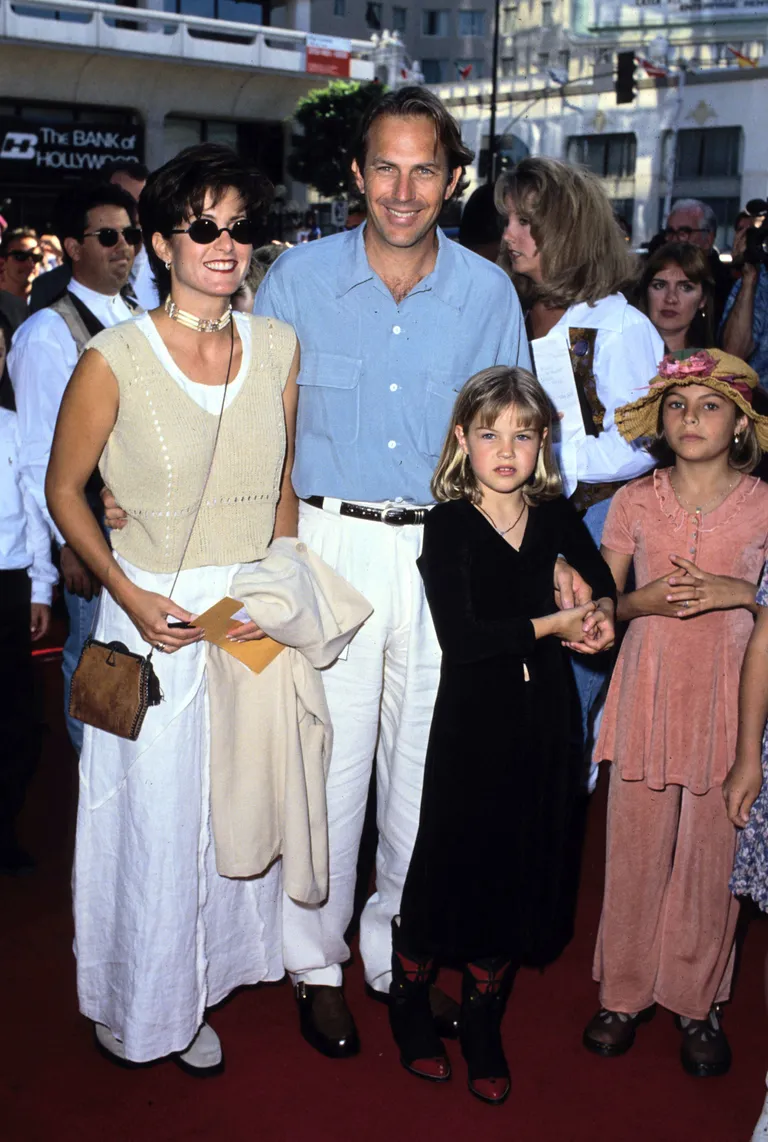 Le producteur Kevin Costner avec sa femme designer Cindy Costner et leurs enfants Anne, Lily et Joe | Photo : Getty Images