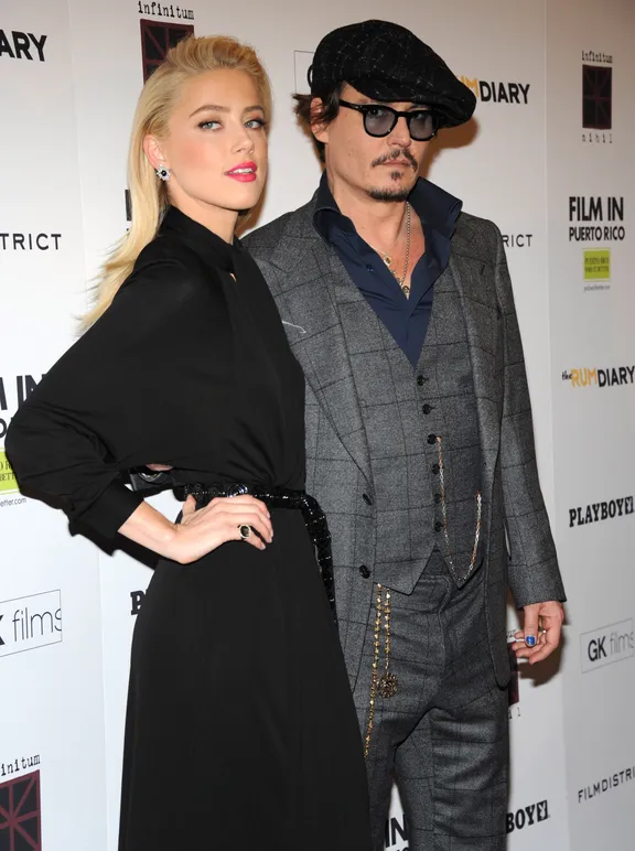 Amber Heard y Johnny Depp en el estreno de "The Rum Diary" en Nueva York el 25 de octubre de 2011. | Foto: Getty Images