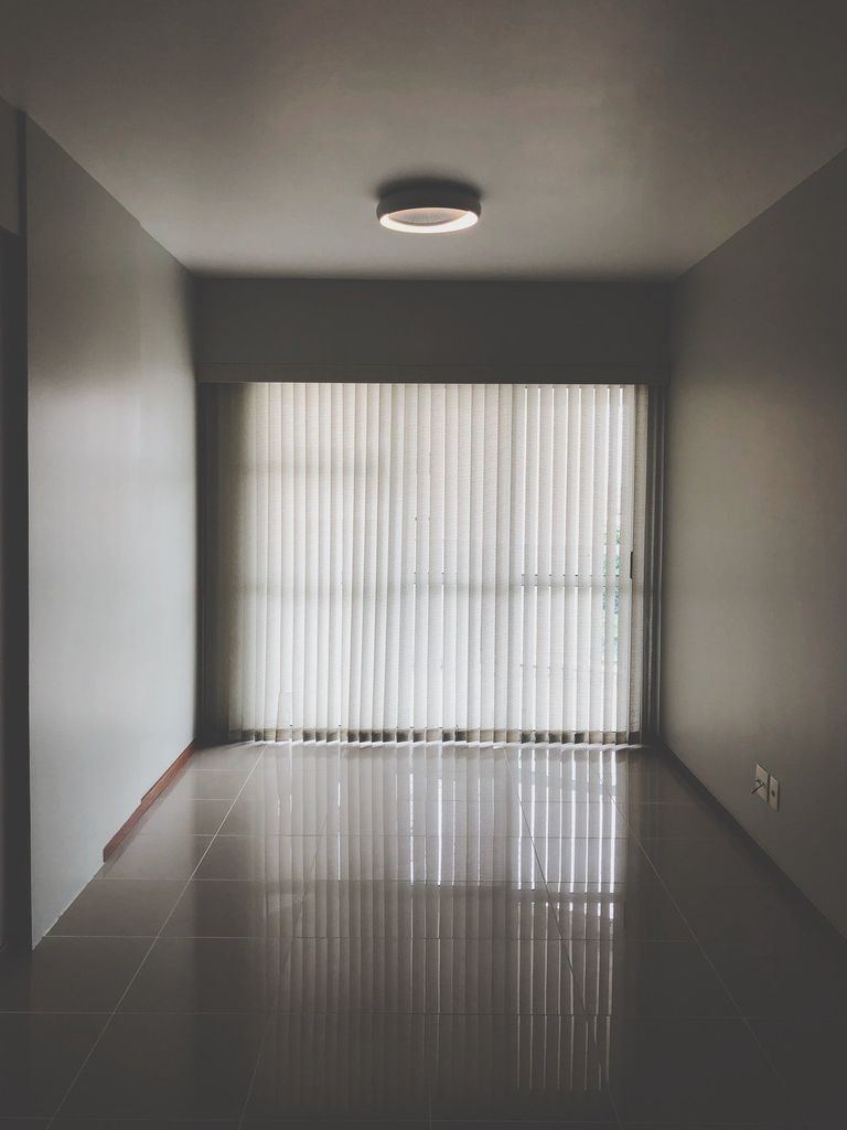 Una habitación vacía y oscura. | Foto: Pexels