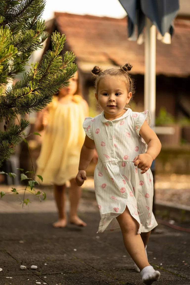 Dos niñas corriendo descalzas en un patio. | Foto: Pexels