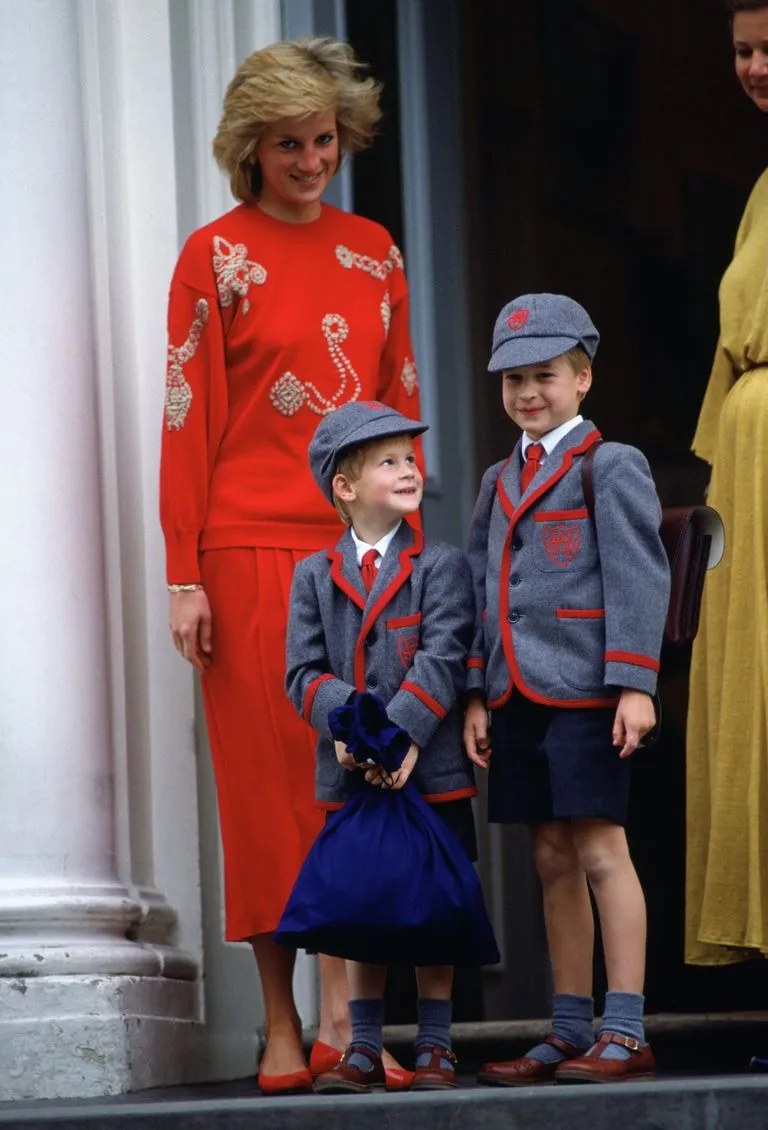 La princesa Diana con el príncipe William y el príncipe Harry frente a la escuela Wetherby en septiembre de 1989. | Foto: Getty Images