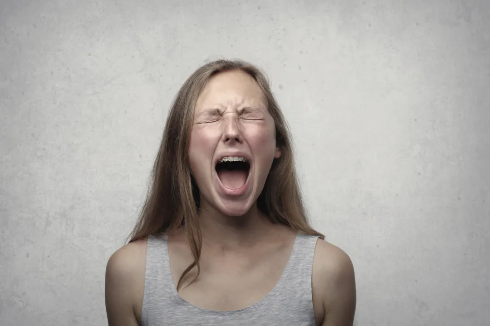 Una mujer furiosa gritando. | Foto: Pexels