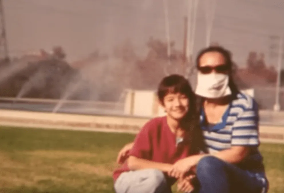 Saundra Crockett portant une protection faciale alors qu'elle sort avec son enfant : Youtube/cbslosangeles