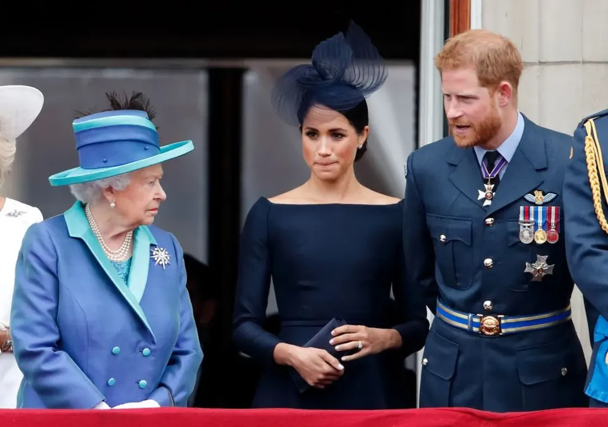 La reina Elizabeth II, Meghan Markle y el príncipe Harry en 2018 en Londres, Inglaterra. | Foto: Getty Images