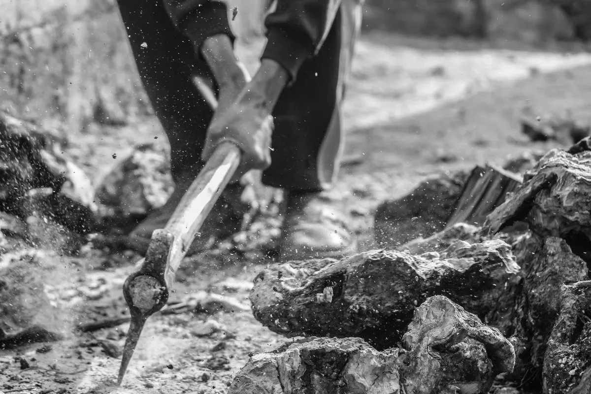 Hombre excavando con un pico. | Foto: Pexels