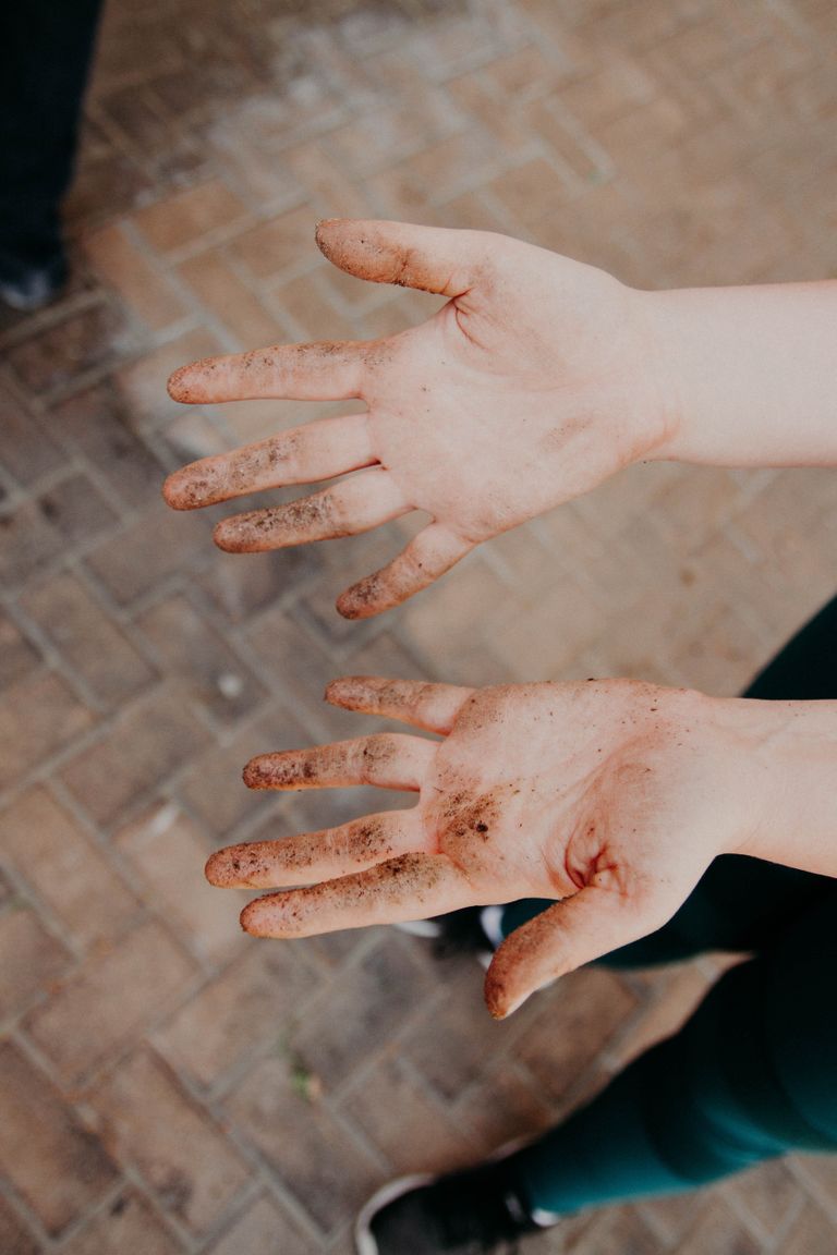 Un niño con sus manos llenas de tierra. | Foto: Unsplash