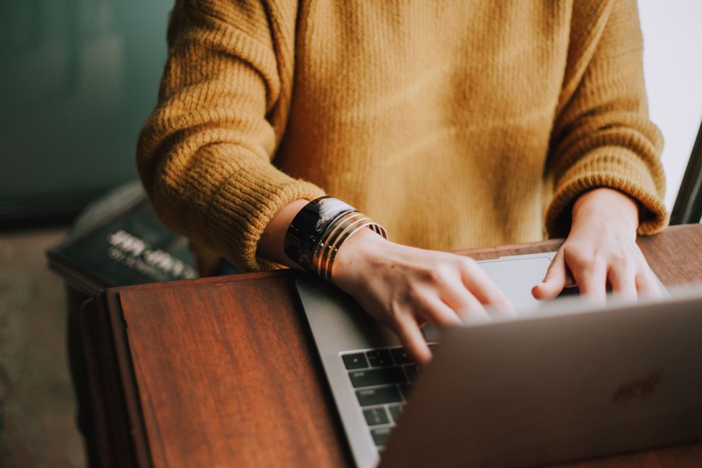Mujer con una laptop. | Foto: Unsplash