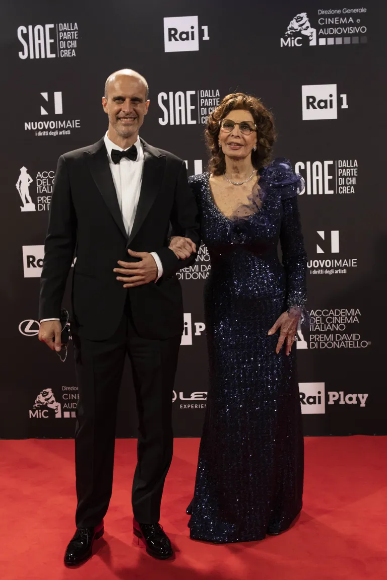 Edoardo Ponti et Sophia Loren assistent au photocall de la 66e cérémonie de remise du prix David Di Donatello 2021, le 11 mai 2021 à Rome, en Italie. | Photo : Getty Images