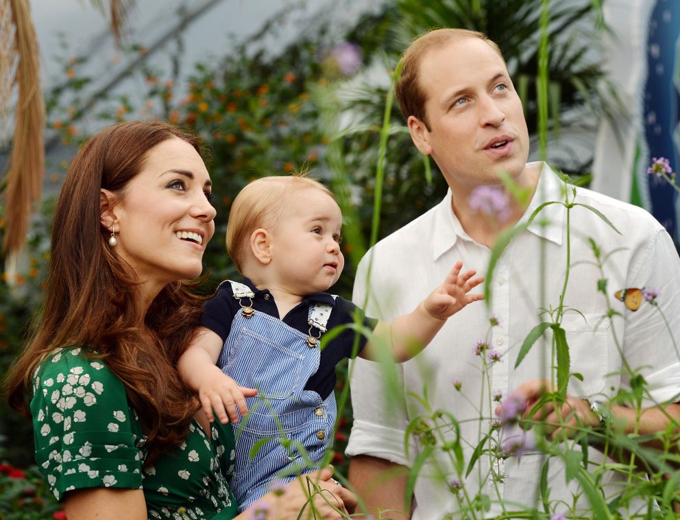 Kate Middleton, le prince George et le prince William au Musée d'histoire naturelle le 2 juillet 2014 à Londres, en Angleterre. | Source : Getty Images