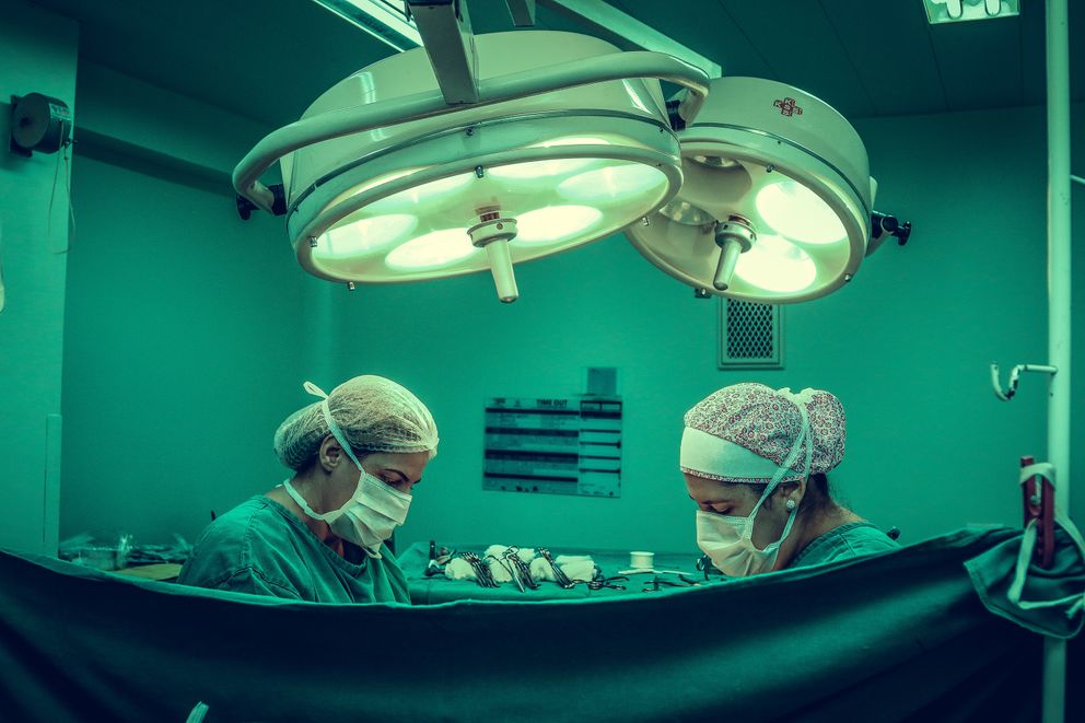 Un equipo médico realizando un procedimiento en un quirófano. | Foto: Pexels 