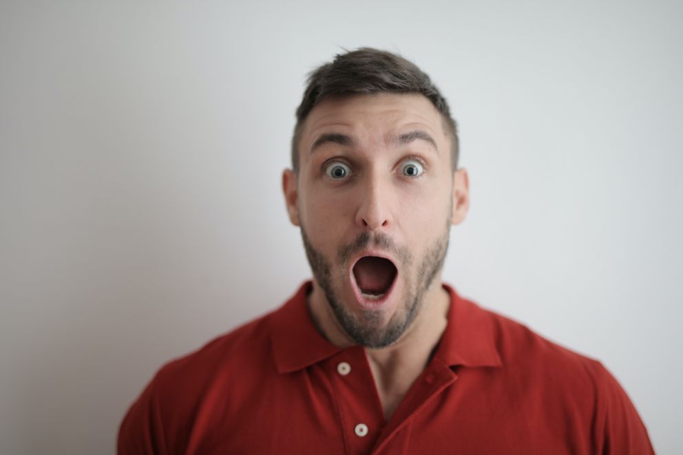 Hombre sorprendido. | Foto: Pexels