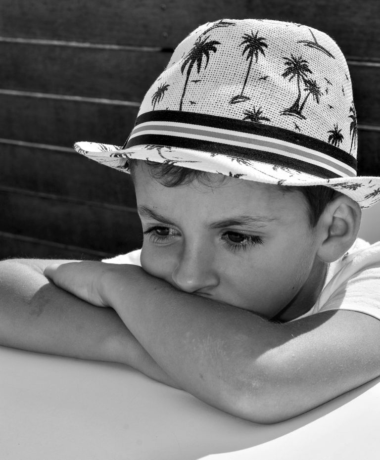 Un niño con los brazos cruzados y rostro triste. | Foto: Pexels