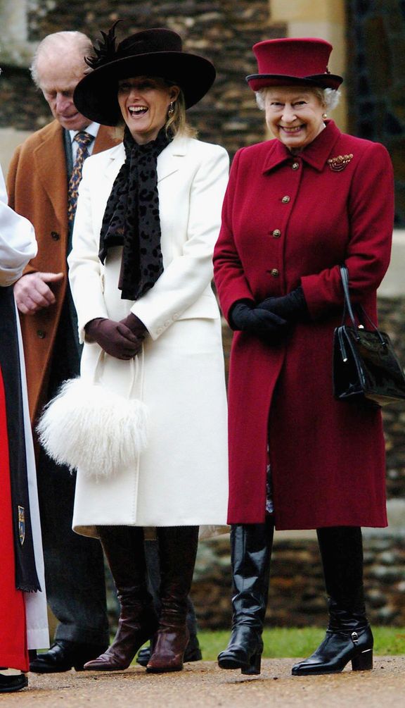 La reina Elizabeth II, sonríe al salir de la Iglesia junto a Sophie, condesa de Wessex y el duque de Edimburgo el 1 de enero de 2006. | Foto: Getty Images
