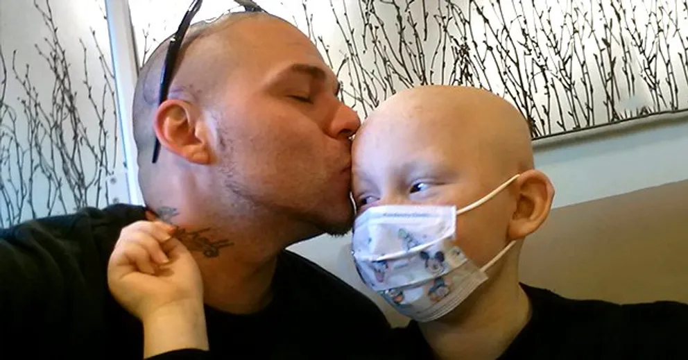 Un père embrasse son fils qui se bat contre le cancer | Photo : Facebook/josh.j.marshall
