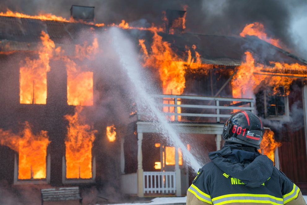 Un bombero tratando de apagar un incendio en una casa. | Foto: Unsplash