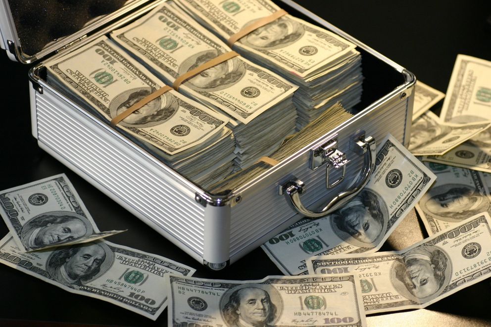 Una maleta llena de dinero. | Foto: Pexels