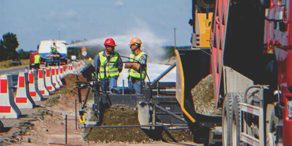 Trabajadores de una carretera rodeados de maquinaria. | Foto: Shutterstock