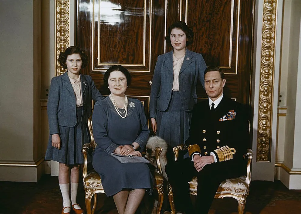 La famille royale au palais de Buckingham, mai 1942. De gauche à droite, la princesse Elizabeth, la reine Elizabeth (plus tard la reine mère, la princesse Margaret Rose et le roi George VI | Photo : Getty Images