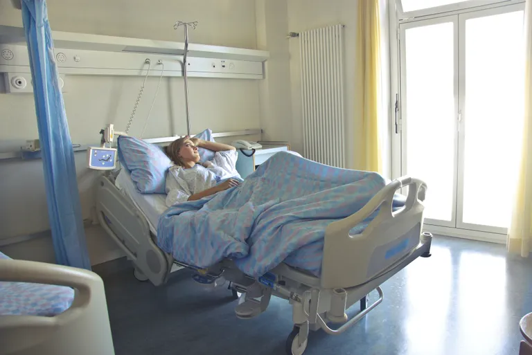 Una mujer recostada en la cama de un hospital. | Foto: Pexels