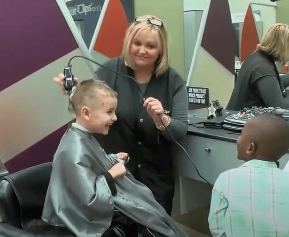 Jax Rosebush se corta el pelo como su mejor amigo Reddy Weldon. | Foto: Youtube/CBS Miami