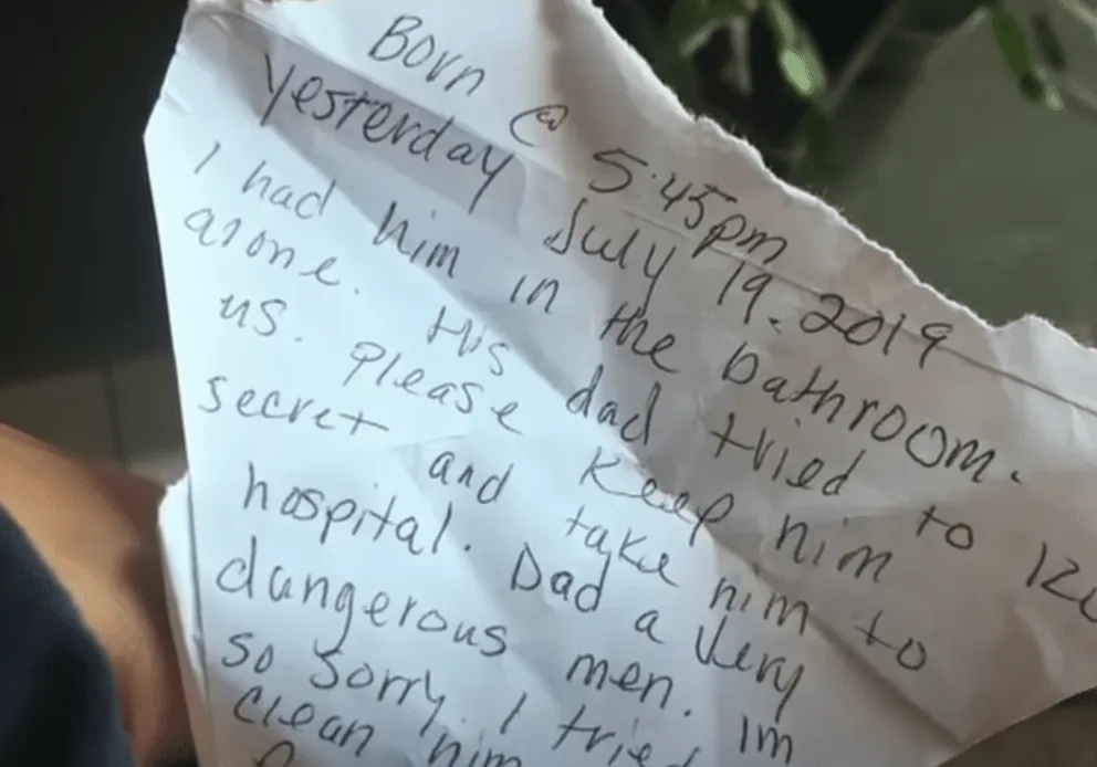 Lettre de détresse laissée avec un bébé abandonné. | Photo : Youtube/WFTV Channel 9