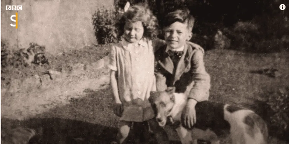 Una foto antigua de Karl Smith y su hermana, Ann Kear. | Foto: YouTube.com/BBC Stories