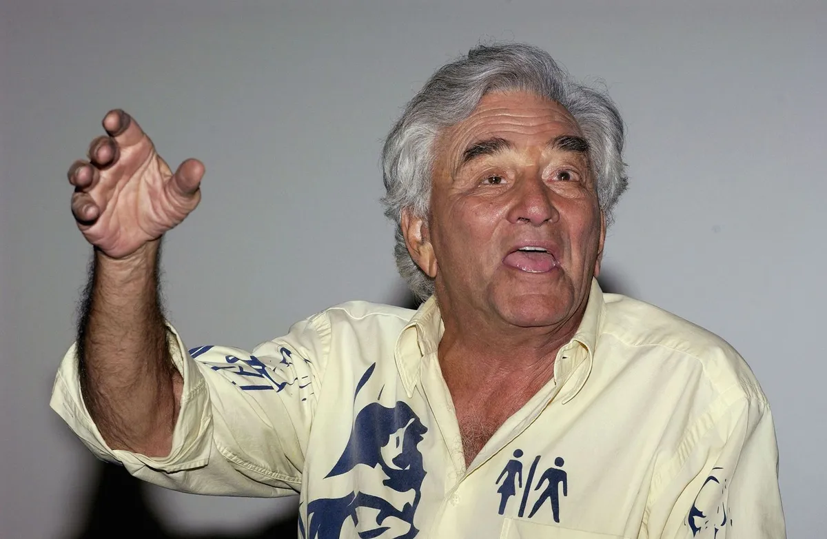 Peter Falk lors d'une séance de questions-réponses en 2005 au Arclight Theaters. | Photo : Getty Images