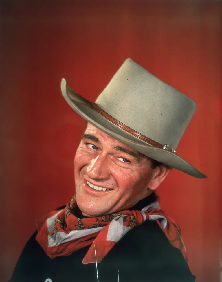 Un retrato de estudio de John Wayne, alrededor de 1955. | Foto: Getty Images