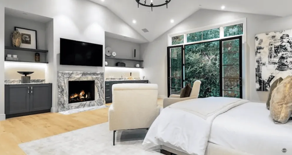 Une chambre dans le manoir de Cameron Diaz à Beverly Hills. | Photo : YouTube/TopTenFamous