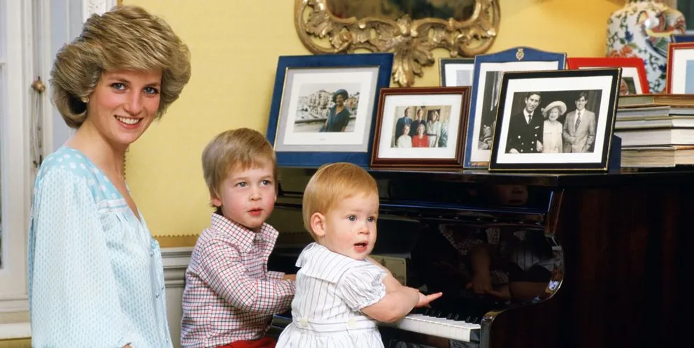 La princesse de Galles avec ses fils, le prince William et le prince Harry, au piano du palais de Kensington | Source : Getty Images