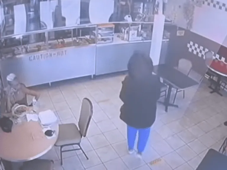 Un adolescente entrando al restaurante El Patrón con un bebé recién nacido en brazos. | Foto: Youtube.com/6abc Philadelphia