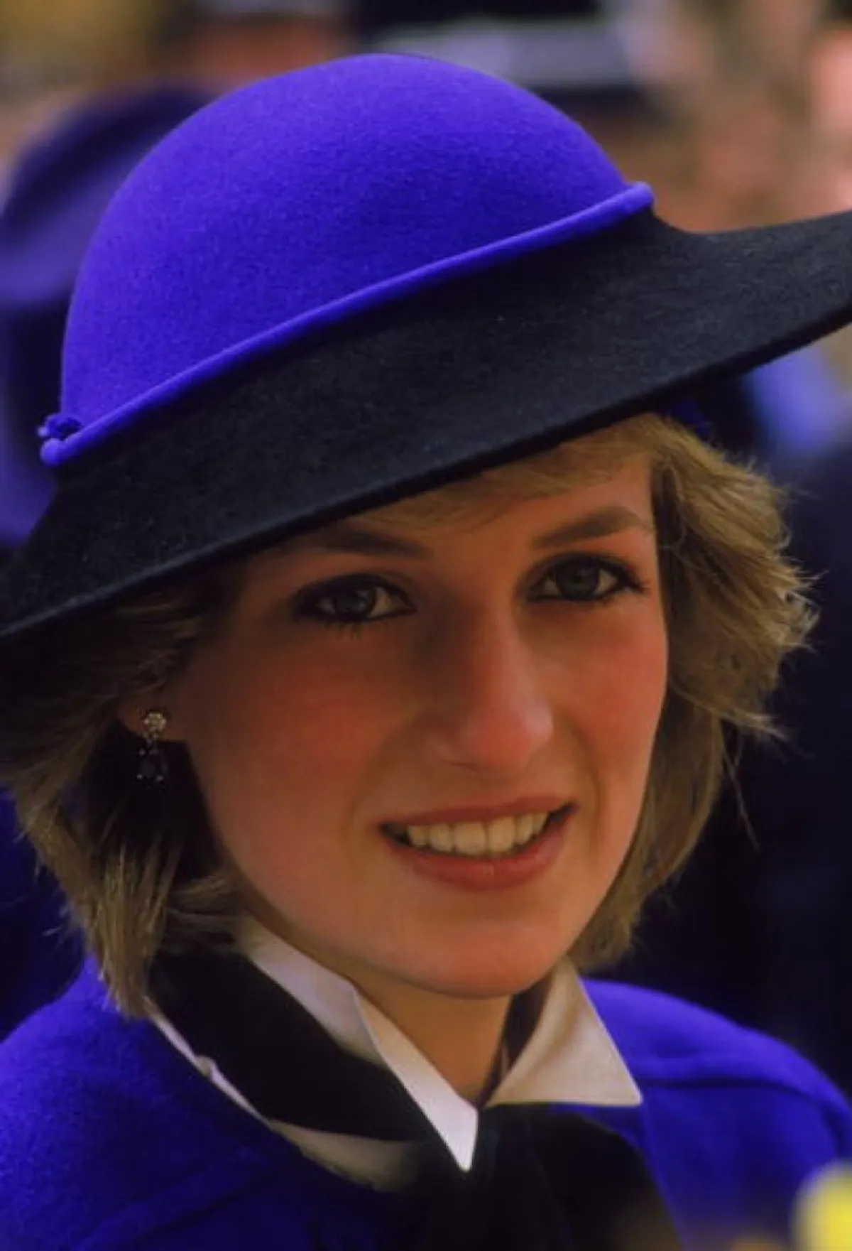 Diana Spencer in einem blauen Outfit mit Hut. I Quelle: Getty Images