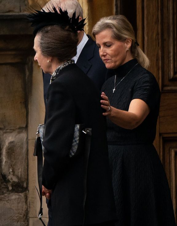 La princesa Anne es consolada por la condesa de Wessex mientras el féretro de la reina Elizabeth II, completa su viaje desde Balmoral hasta el Palacio de Holyroodhouse, el 11 de septiembre de 2022. | Foto: Getty Images