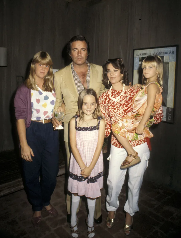 Robert Wagner, Natalie Wood et leurs filles Katie Wagner, Natasha Gregson Wagner et Courtney Wagner en 1980. | Photo : Getty Images