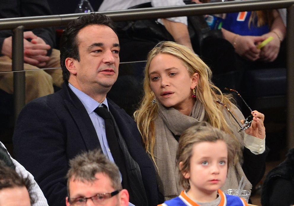 Olivier Sarkozy y Mary-Kate Olsen durante el partido Orlando Magic vs New York Knicks en el Madison Square Garden, el 20 de marzo de 2013 en Nueva York. | Foto: Getty Images